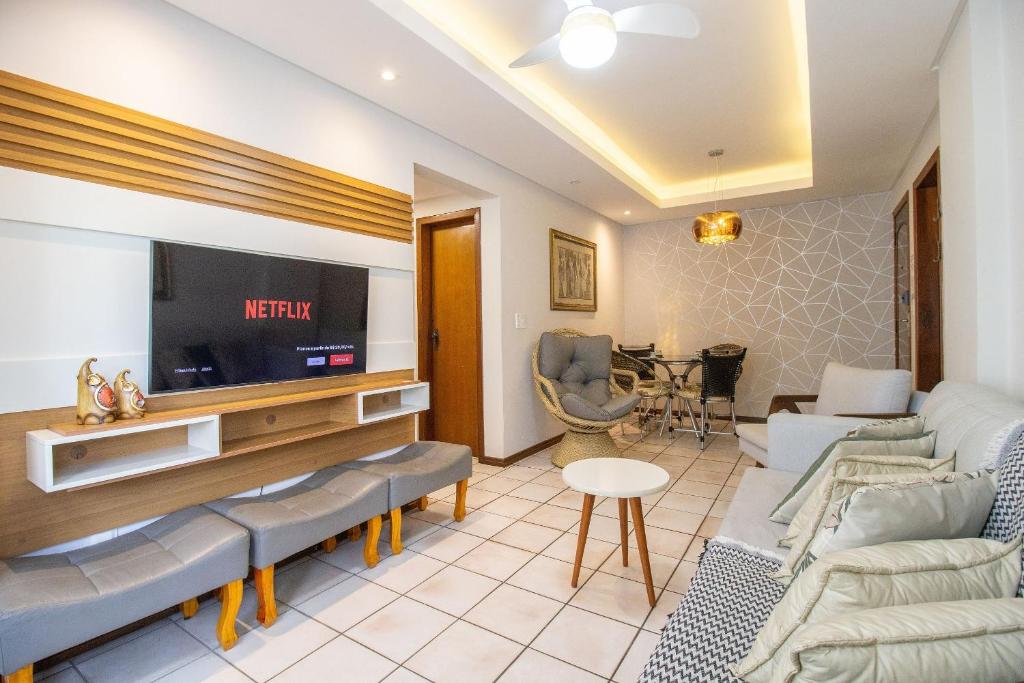 Una televisión o centro de entretenimiento en BK83 - 2 Dorm Climatizados, Garagem, Próx Calçadão