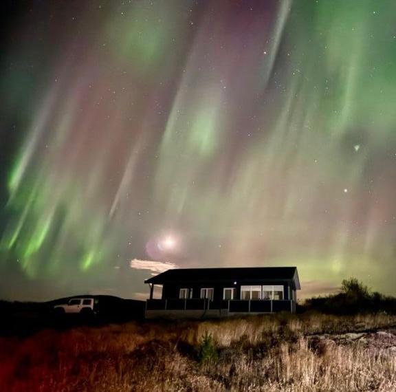 una casa sotto le stelle con l'auroraigunigunigunigun di Luxury Villa in Golden Circle with hot tub a Selfoss