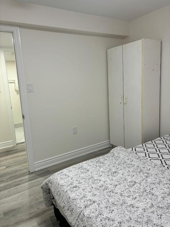 Postel nebo postele na pokoji v ubytování Bright Queen Room close to Sheridan College and Airport