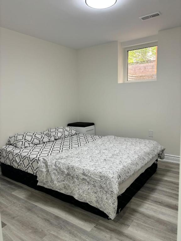 Postel nebo postele na pokoji v ubytování Bright Queen Room close to Sheridan College and Airport