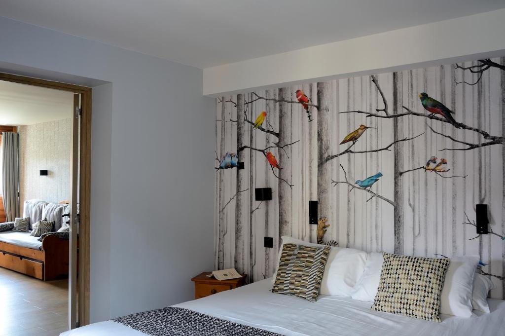 Postel nebo postele na pokoji v ubytování Hôtel Les Autanes Spa-Balnéothérapie & Restaurant