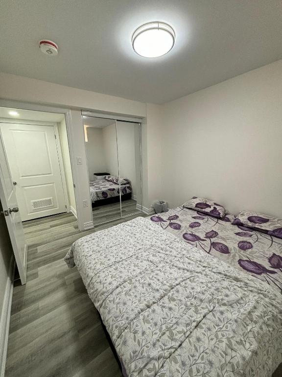 Postel nebo postele na pokoji v ubytování Bright Queen Room close to Sheridan College and Airport