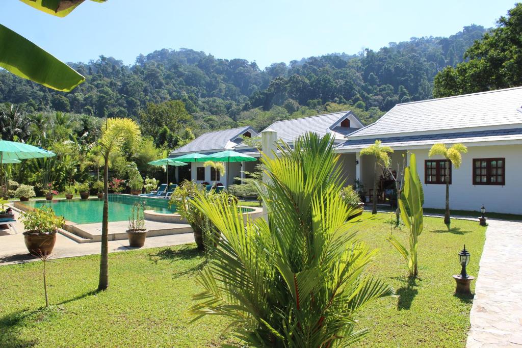 拷叻的住宿－Villa Colina Khao Lak Rooms and Bungalows - Adults Only，一座带游泳池和度假村的别墅