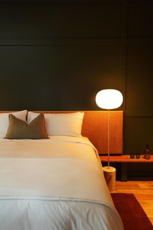 Postel nebo postele na pokoji v ubytování Albert Hotel