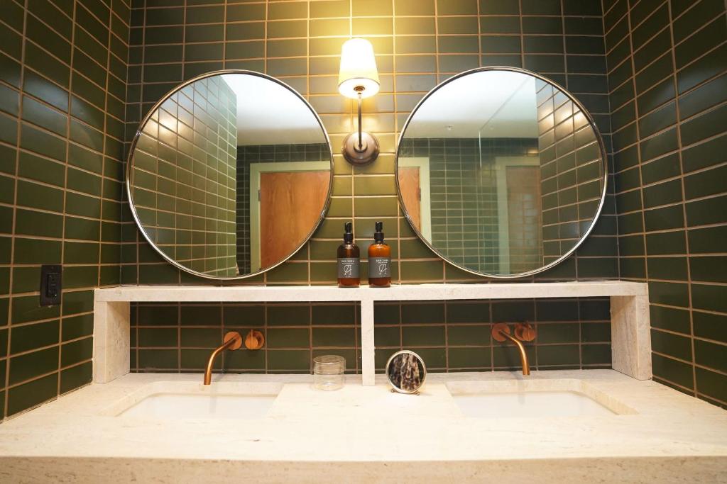 Koupelna v ubytování Albert Hotel