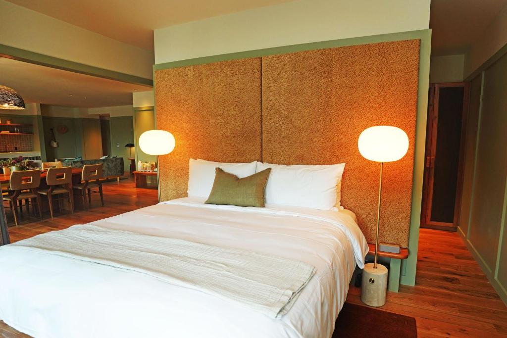 Postel nebo postele na pokoji v ubytování Albert Hotel