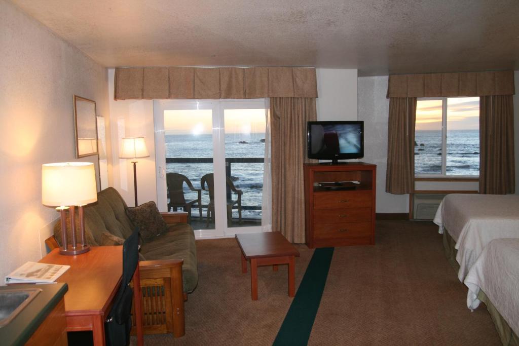 Postel nebo postele na pokoji v ubytování Oceanfront Lodge