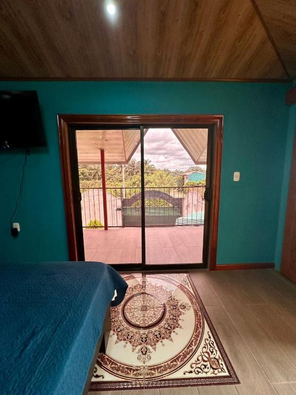 TV a/nebo společenská místnost v ubytování Casa 1 en Paso Canoas CR, 2 habitaciones con 3 AC y equipada