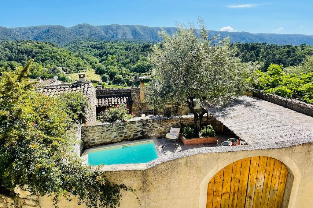 une villa avec une piscine sur une colline dans l'établissement La Maison Maupas, à Ménerbes