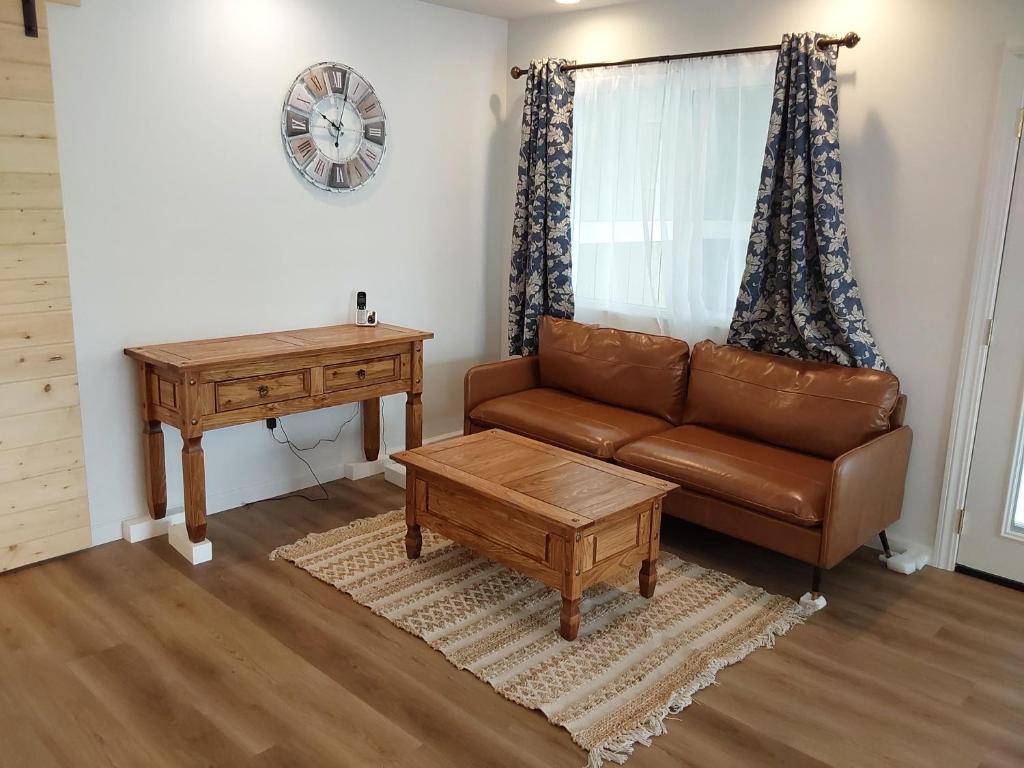 Posezení v ubytování Ainaloa Home of Big Island for Queens size bedroom