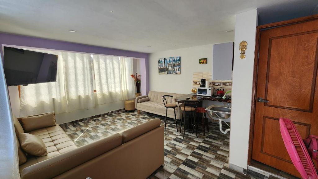 TV a/nebo společenská místnost v ubytování TRANSFER VIP HOSTEL