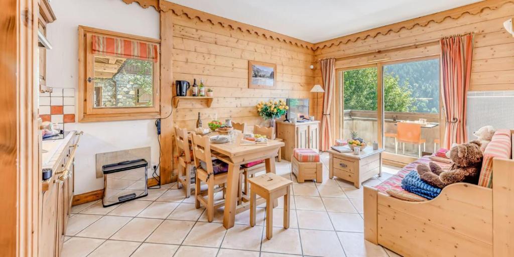 une cuisine et un salon avec une table et des chaises dans l'établissement Résidence Les Alpages - 3 Pièces pour 6 Personnes MAE-6154, à Champagny-en-Vanoise