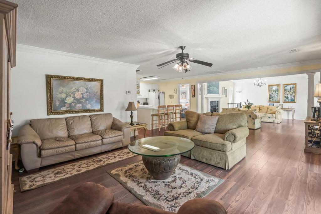 ein Wohnzimmer mit zwei Sofas und einem Tisch in der Unterkunft Domingos Beach Bungalow- The Coffee House in Myrtle Beach