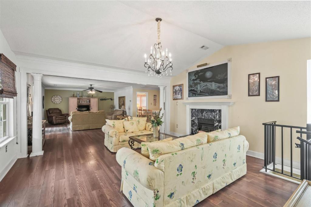 ein Wohnzimmer mit Sofas und Kamin in der Unterkunft Domingos Beach Bungalow- The Coffee House in Myrtle Beach