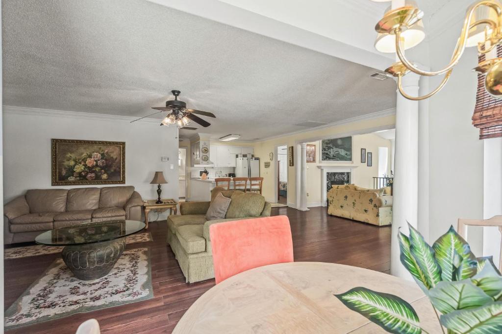ein Wohnzimmer mit einer Couch und einem Tisch in der Unterkunft Domingos Beach Bungalow- The Coffee House in Myrtle Beach
