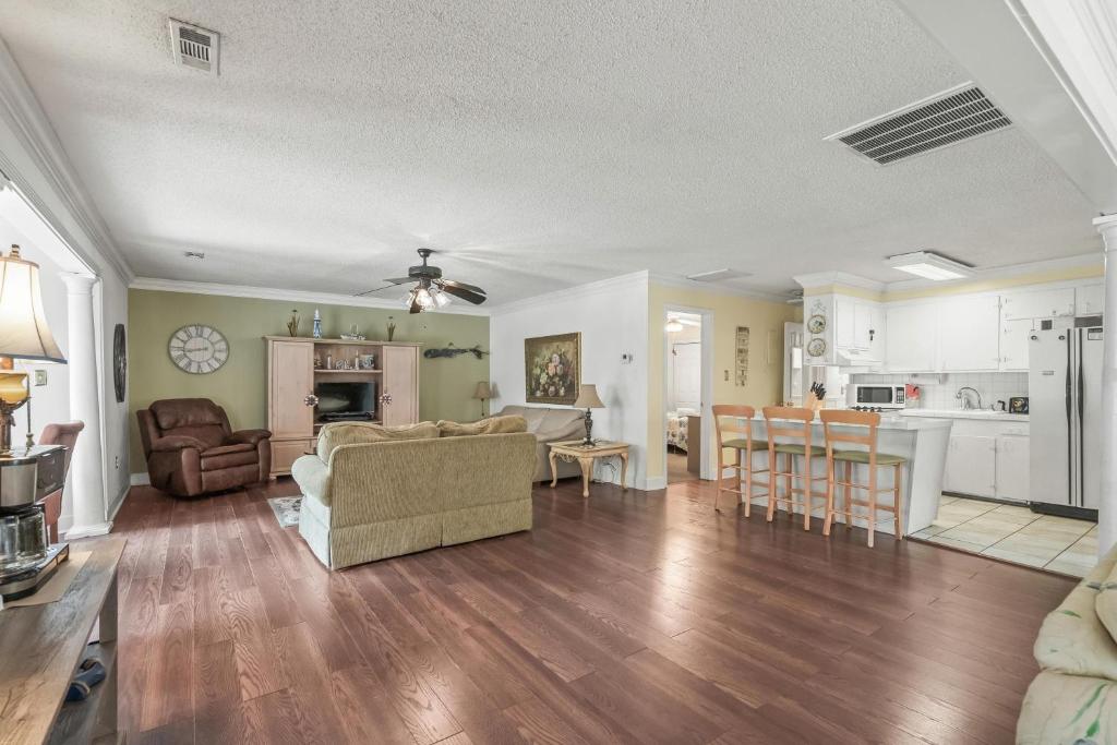 ein offenes Wohnzimmer mit einem Sofa und einer Küche in der Unterkunft Domingos Beach Bungalow- The Coffee House in Myrtle Beach