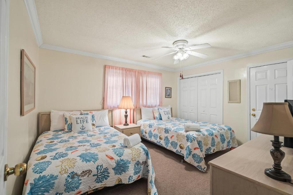 Ein Bett oder Betten in einem Zimmer der Unterkunft Domingos Beach Bungalow- The Coffee House