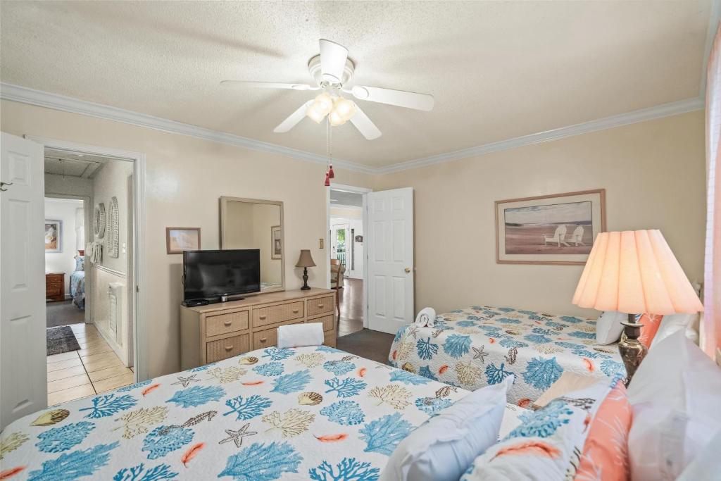 Ein Bett oder Betten in einem Zimmer der Unterkunft Domingos Beach Bungalow- The Coffee House