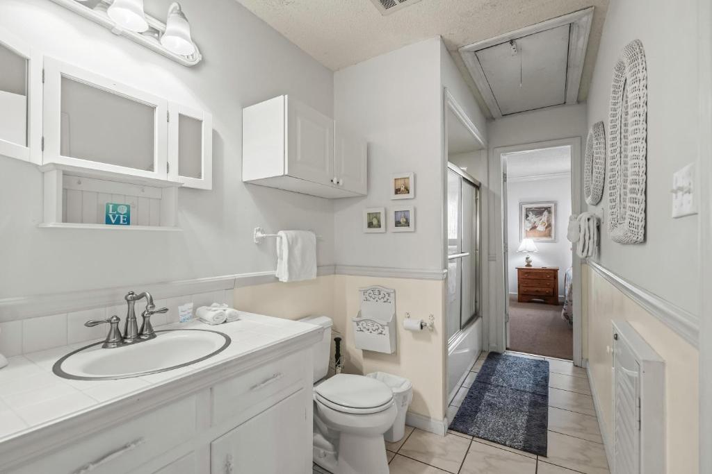 Ein Badezimmer in der Unterkunft Domingos Beach Bungalow- The Coffee House