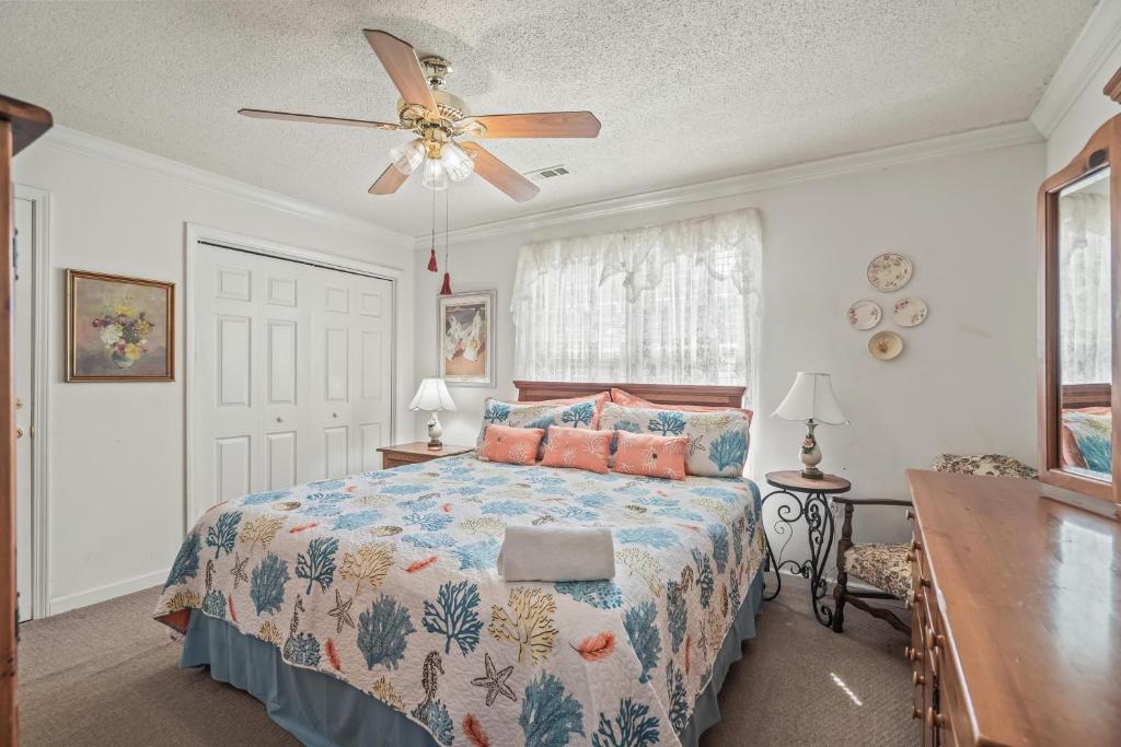 Ein Bett oder Betten in einem Zimmer der Unterkunft Domingos Beach Bungalow- The Coffee House