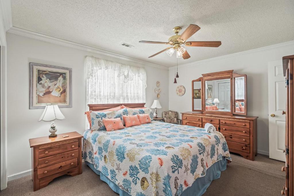 Ein Bett oder Betten in einem Zimmer der Unterkunft Domingos Beach Bungalow- The Coffee House