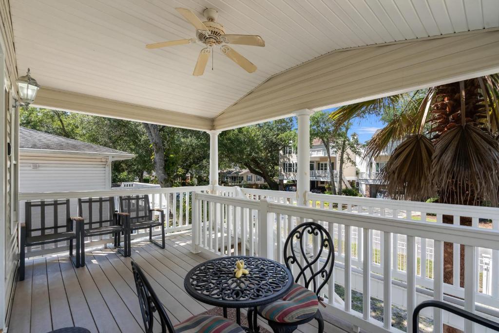 Ein Balkon oder eine Terrasse in der Unterkunft Domingos Beach Bungalow- The Coffee House