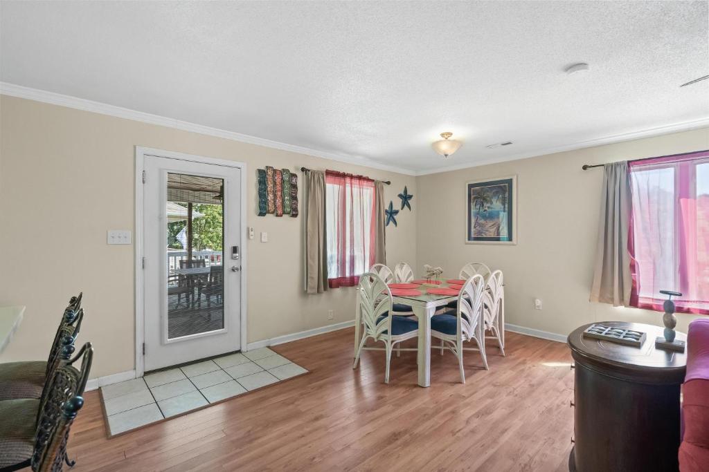 ein Esszimmer mit Tisch und Stühlen in der Unterkunft Domingos Beach Bungalow- Surfs Up in Myrtle Beach