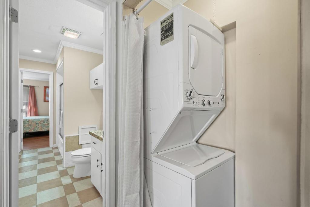 Ein Badezimmer in der Unterkunft Domingos Beach Bungalow- Surfs Up