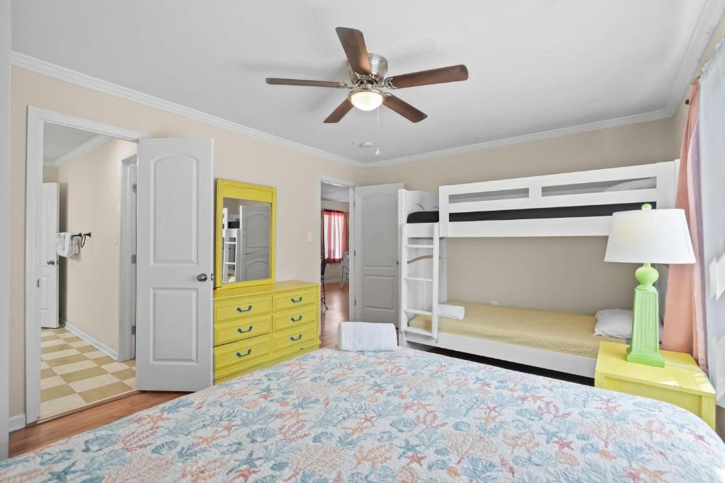 Ein Bett oder Betten in einem Zimmer der Unterkunft Domingos Beach Bungalow- Surfs Up
