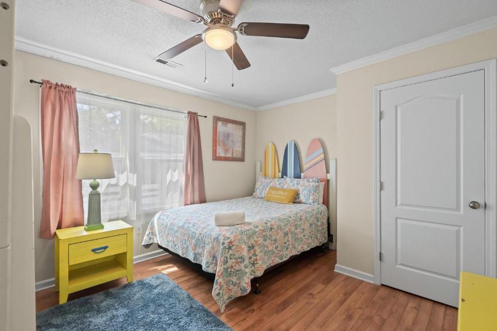 Ein Bett oder Betten in einem Zimmer der Unterkunft Domingos Beach Bungalow- Surfs Up