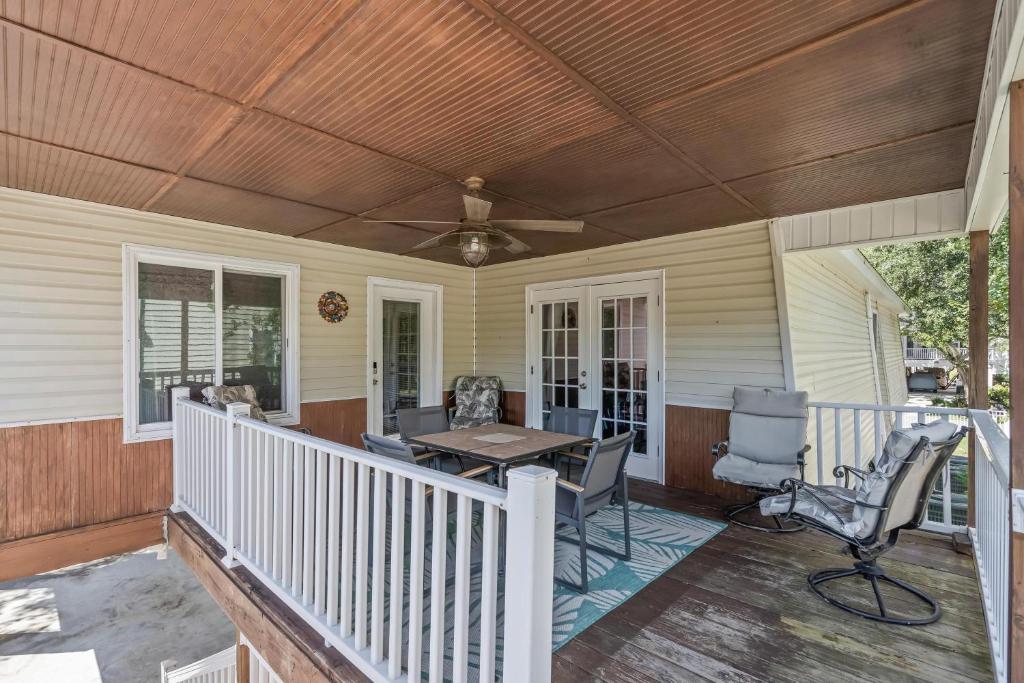 Ein Balkon oder eine Terrasse in der Unterkunft Domingos Beach Bungalow- Surfs Up
