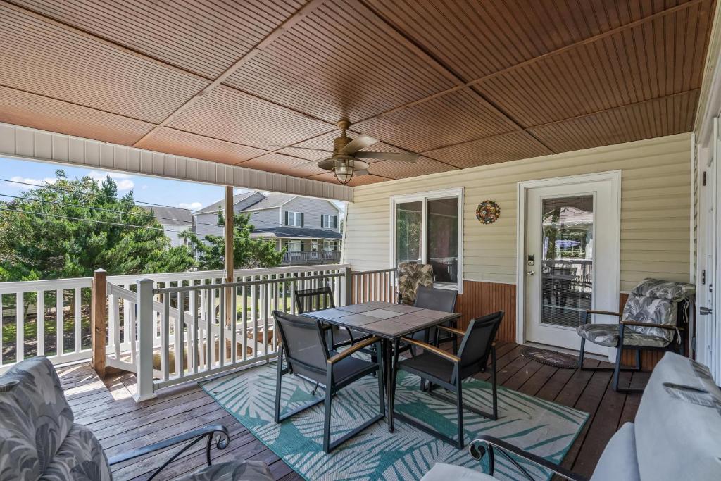 Ein Balkon oder eine Terrasse in der Unterkunft Domingos Beach Bungalow- Surfs Up