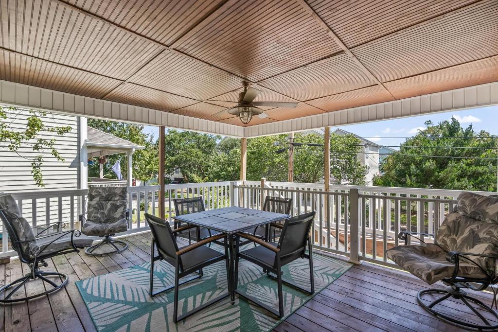 Ein Balkon oder eine Terrasse in der Unterkunft Domingos Beach Bungalow- Surfs Up