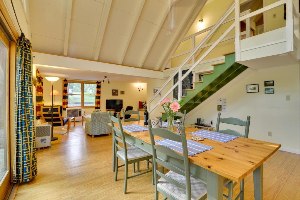 Posezení v ubytování Secluded Stroudsburg Home - 5 Mi to Ski Resort
