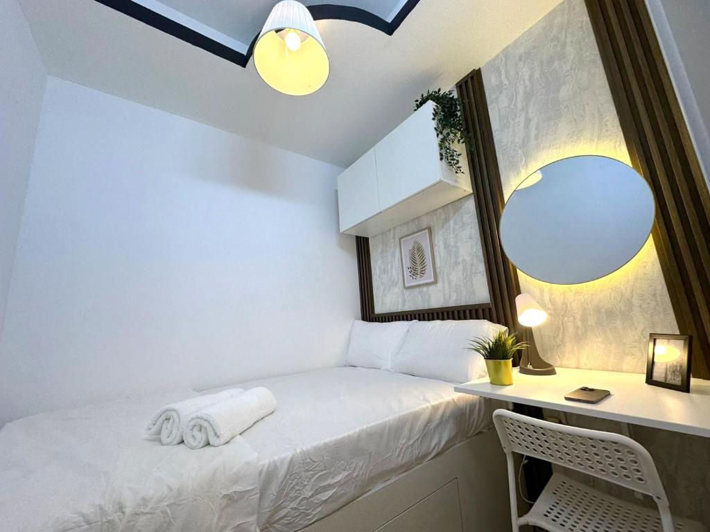 Postel nebo postele na pokoji v ubytování Urban Oasis Partition Room In Barsha 1 Near Metro