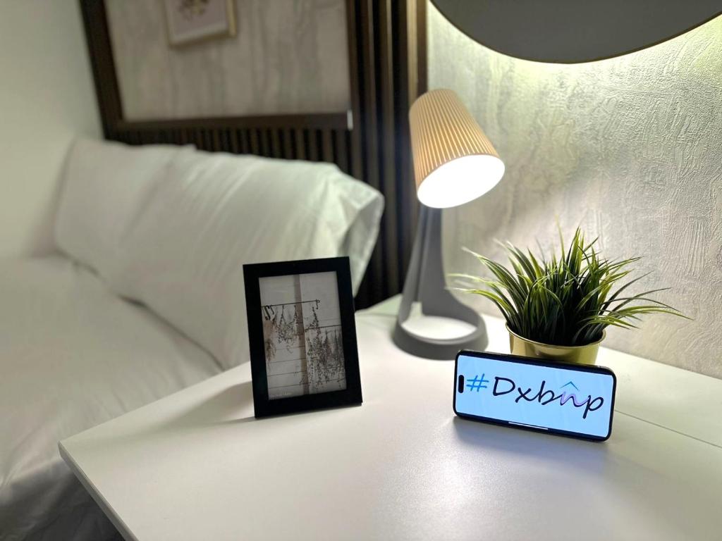 Posezení v ubytování Urban Oasis Partition Room In Barsha 1 Near Metro