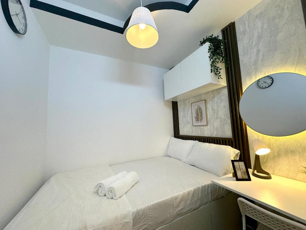 Postel nebo postele na pokoji v ubytování Urban Oasis Partition Room In Barsha 1 Near Metro