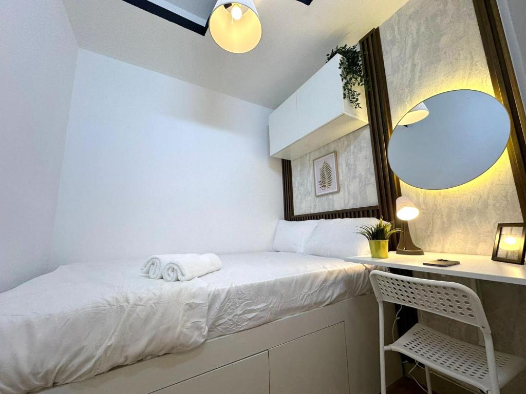 Postel nebo postele na pokoji v ubytování Urban Oasis Partition Room In Barsha 1 Near Metro