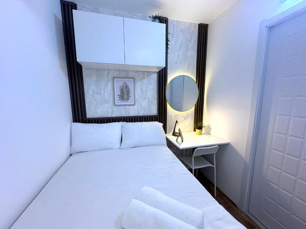 Postel nebo postele na pokoji v ubytování Urban Oasis Partition Room In Barsha 1 Near Metro