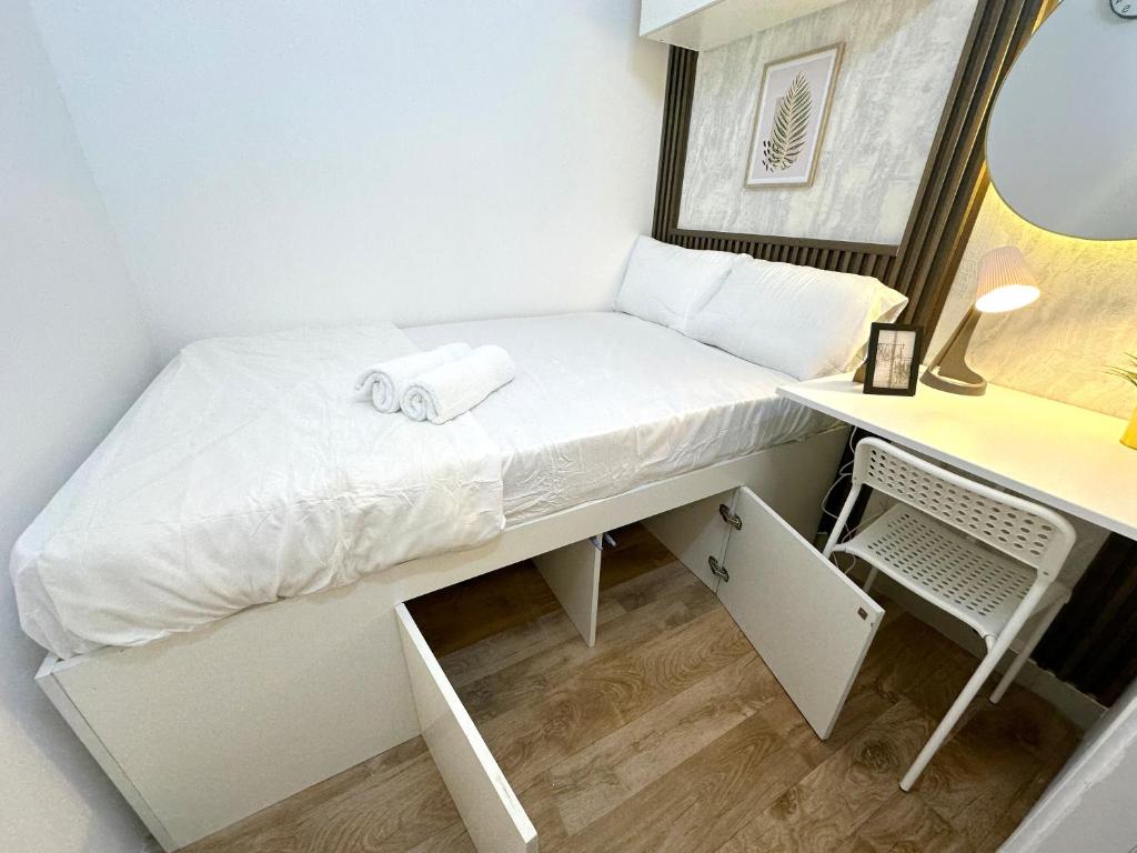 Postel nebo postele na pokoji v ubytování Urban Oasis Partition Room In Barsha 1 Near Metro