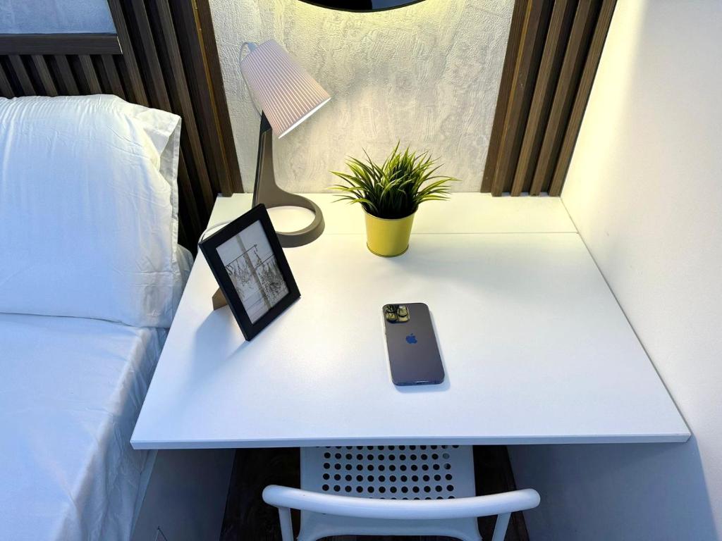 Postel nebo postele na pokoji v ubytování Urban Oasis Partition Room In Barsha 1 Near Metro