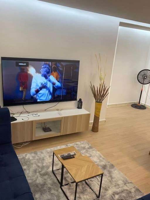 TV/trung tâm giải trí tại Bel appartement de 4 pieces à Addoha Locodjro