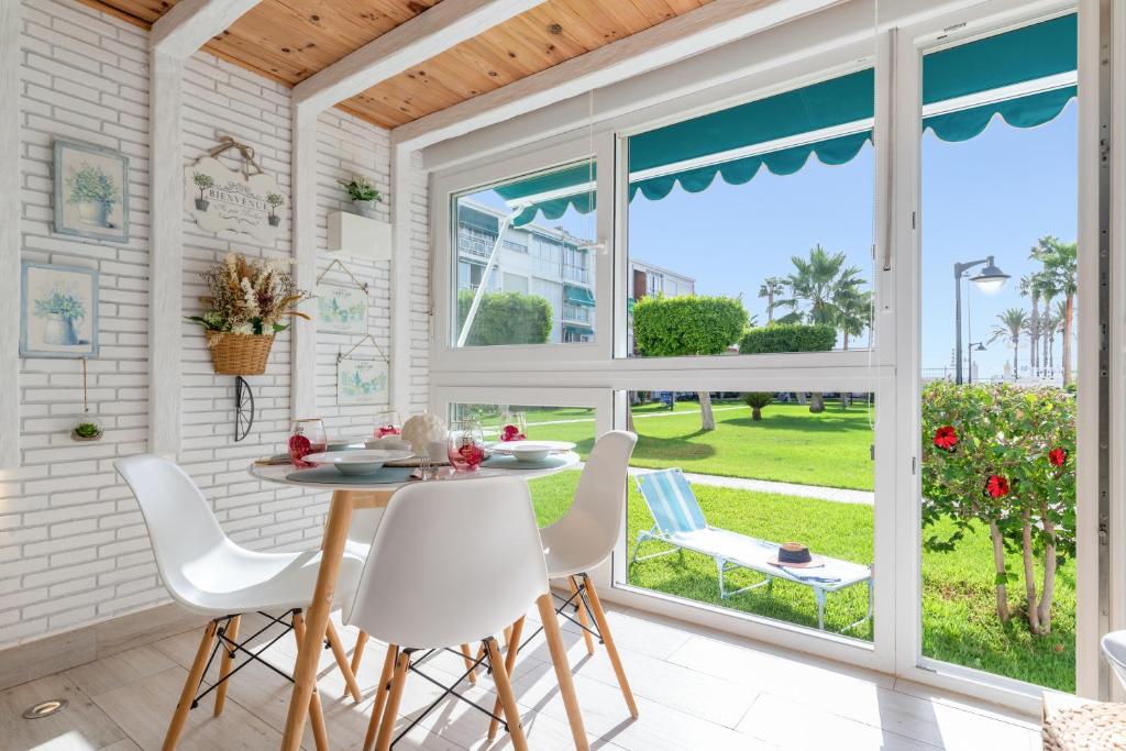 Vonkajšia záhrada v ubytovaní White Summer in Benalmadena