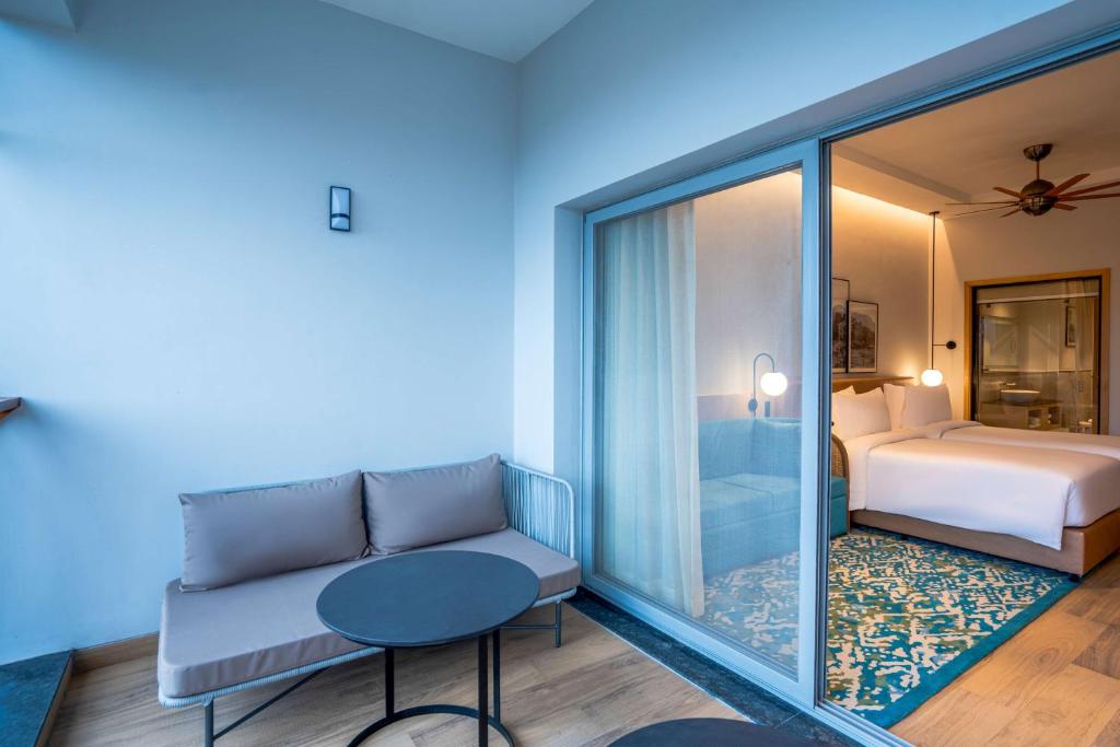 Postel nebo postele na pokoji v ubytování Radisson Resort Hatgad Saputara