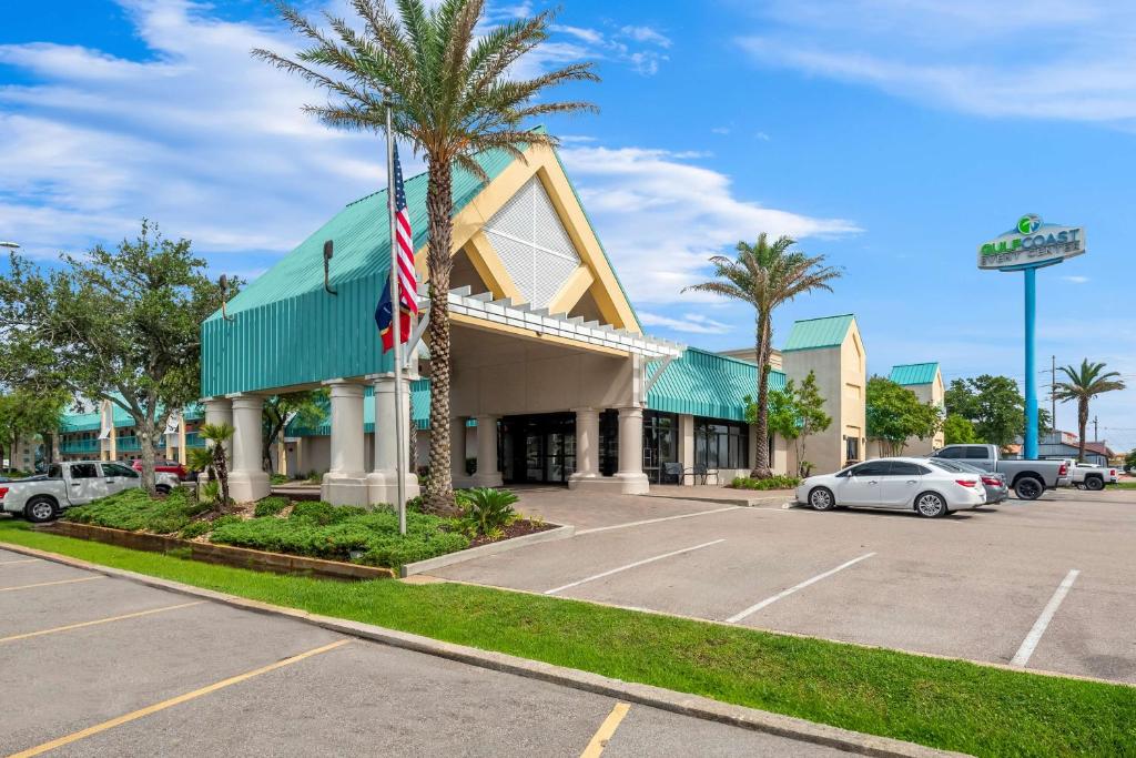a building with a flag in a parking lot at Best Western Seaway Inn in Gulfport