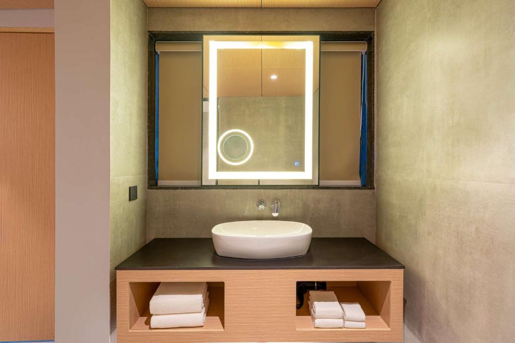 Koupelna v ubytování Radisson Resort Hatgad Saputara