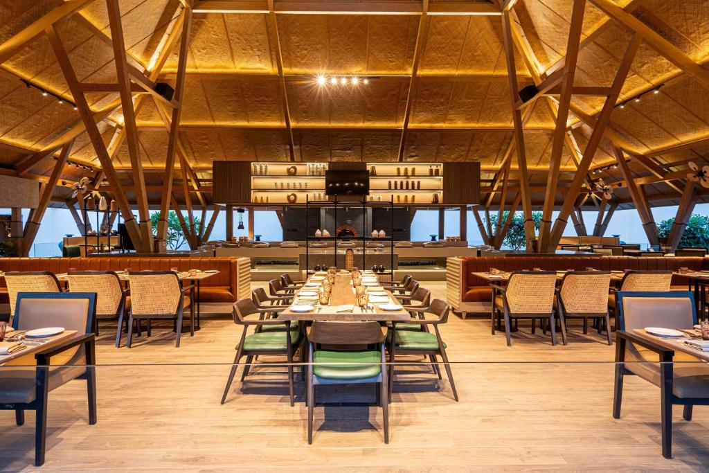Restaurace v ubytování Radisson Resort Hatgad Saputara