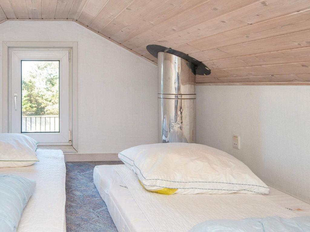 Postel nebo postele na pokoji v ubytování 10 person holiday home in Harboøre-By Traum