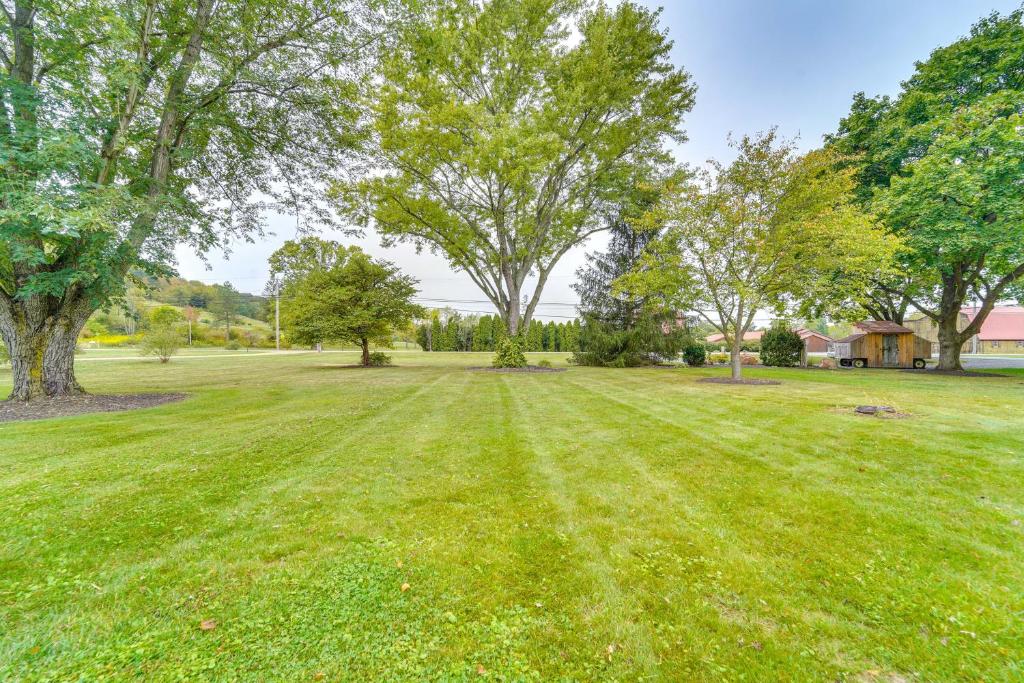 Zahrada ubytování Mtn-View Escape with Large Yard in Duncansville!