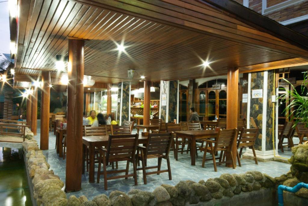 Restaurace v ubytování Sangsawan Palace Khaolak Resort